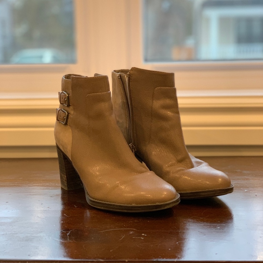 Tan / Nude Naturalizer ankle boots